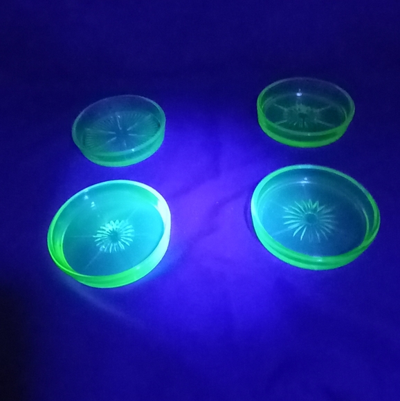 4 assorted green uranium glass coasters. - Picture 6 of 8